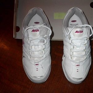 WOMANS AVIA SNEAKERS ( AS NEW )